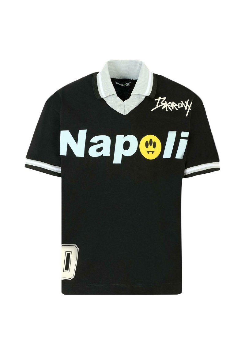 Czarny polo z krótkim rękawem z szarym kołnierzykiem, z przodu ma dużym jasnoniebieskim tekstem "Napoli" oraz żółtym uśmiechniętym emotikonem. Uzdobiony numerem.