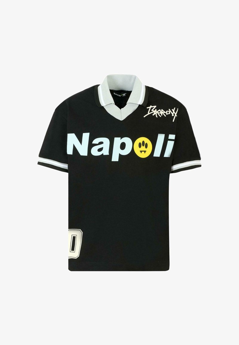 Czarny polo z krótkim rękawem z szarym kołnierzykiem, z przodu ma dużym jasnoniebieskim tekstem "Napoli" oraz żółtym uśmiechniętym emotikonem. Uzdobiony numerem.
