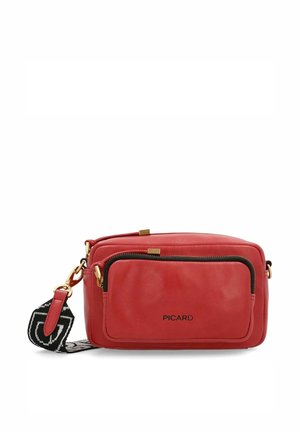 Borsa a tracolla rossa in pelle con tasca frontale con zip, finiture dorate e tracolla regolabile con motivo bianco e nero. Nome del marchio "PICARD" visibile.