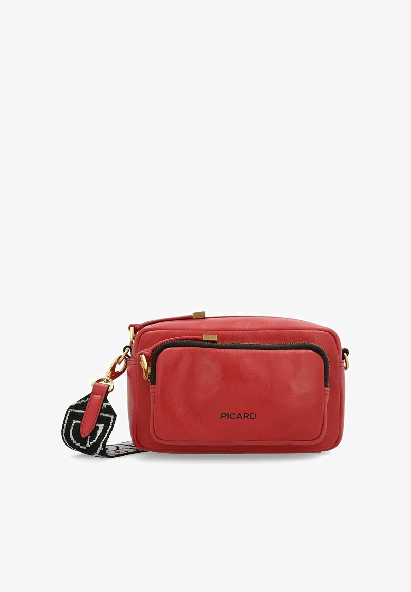 Rote Leder-Umhängetasche mit einer Frontreißverschlusstasche, goldfarbenen Akzenten und einem verstellbaren, schwarz-weißen Mustertragriemen. Markenname "PICARD" sichtbar.