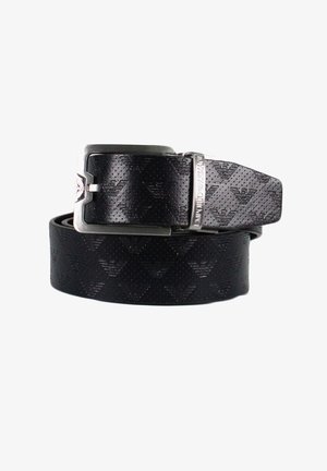 Cintura in pelle nera con un design testurizzato e motivo a logo ripetuto, fibbia in metallo argentato con nome del marchio inciso, bordi lisci.