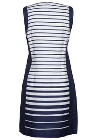 Sukienka bez rękawów z poziomymi niebieskimi i białymi paskami, o dopasowanym kroju, wykonana z lekkiego materiału o gładkiej fakturze.