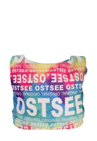 Mehrfarbige Stofftasche mit einem pastellfarbenen Farbverlauf und wiederholtem, weißen "OSTSEE"-Text. Weiche Textur, geschwungene Form und einfaches Design.