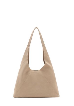 Bolso de hombro triangular de cuero beige con una sola correa ancha y detalles visibles de costura.