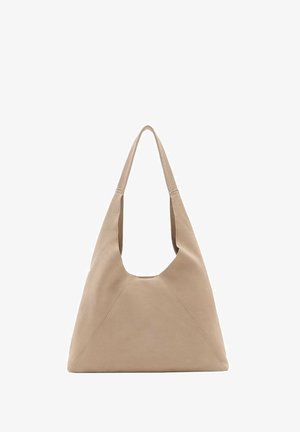 Bolso de hombro triangular de cuero beige con una sola correa ancha y detalles visibles de costura.