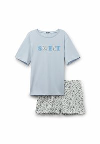 Světle modré bavlněné tričko s potiskem "SWEET" a květinové kraťasy v bílé a modré barvě s malými květinovými vzory, volný střih.