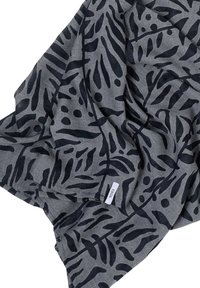 Tissu gris présentant un motif de feuilles et de points noirs, avec un tissage texturé. Comprend une petite étiquette de marque portant le nom "CECIL" sur le bord.