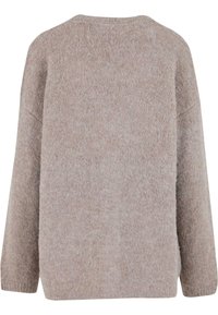 Svetar iz svetlo rjave vune, prekoširanog kroja, s niskim okruglim dekolteom, rebrastim manžetama i mekom, teksturiranom površinom. Bez vidljivih uzoraka ili naglasaka.