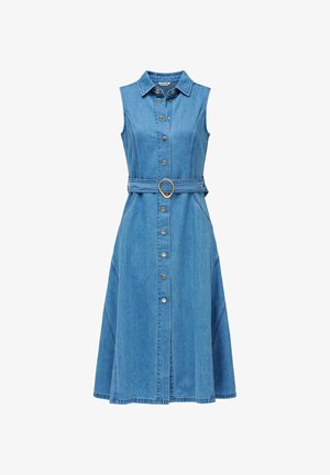 Robe midi en denim bleu sans manches avec col, boutons argentés sur le devant et ceinture assortie avec boucle ronde dorée.