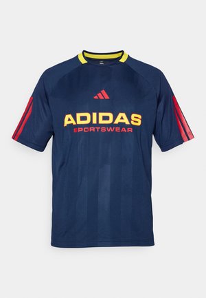 Tumedat sinine Adidas spordisärk, millel on kollane kaelus, punased triibud varrukatel ning eristuv kollane ja punane "ADIDAS SPORTSWEAR" tekst.