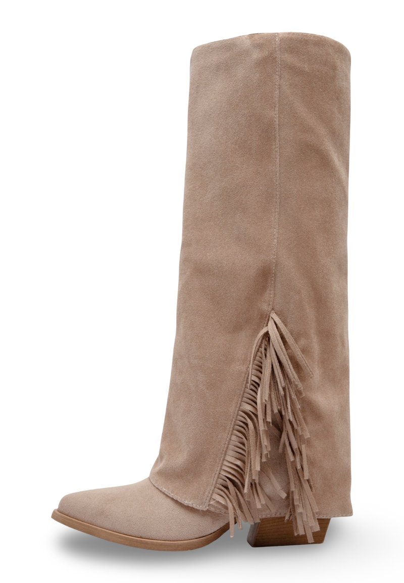 Botte en suède beige à hauteur de genoux, avec un design ajusté, un bout pointu et des franges sur le côté ; elle dispose d'un large talon en bois pour plus de stabilité.