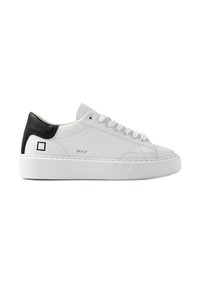 Hvide sneakers med lav-top design, glat læderoverdel, sort struktureret hæl, rund tå og gummiydersål.