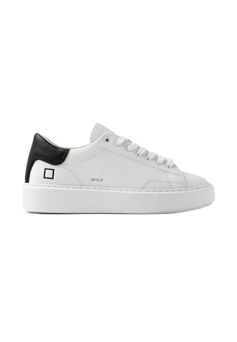 Hvide sneakers med lav-top design, glat læderoverdel, sort struktureret hæl, rund tå og gummiydersål.