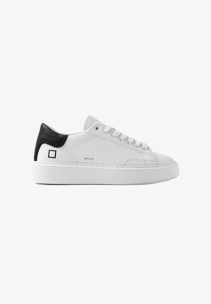 Sneaker blanc au design basse, tige en cuir lisse, accent de talon texturé noir, bout rond et semelle en caoutchouc.
