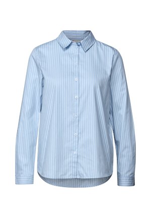 Chemise bleu clair à manches longues avec des rayures verticales blanches et un col classique, présentée sur un fond blanc.