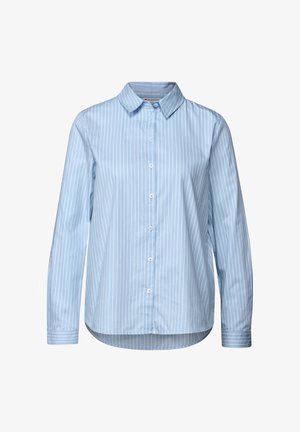 Jasnoniebieska koszula z długim rękawem zapinana na guziki, w białe pionowe paski i klasycznym kołnierzykiem, wyeksponowana na białym tle.