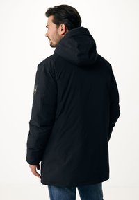 Černý kapucňový parkas s hladkým povrchem, s logem našitým na levém rukávu a mírně prodlouženým zadním lemem.