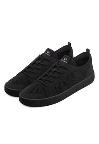 Czarne sneakersy wykonane z przewiewnej siateczki, z teksturowanym wierzchem, płaską gumową podeszwą i sznurowaniem. Posiadają metkę z logo na języku.