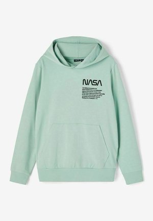 Sweat à capuche vert menthe en tissu doux, avec une poche avant, des poignets côtelés et un logo NASA noir avec texte sur le côté supérieur gauche.