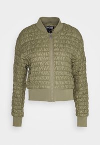 Zielony kurtka typu bomber, pikowana, z zamkiem z przodu, prążkowanymi mankietami i pasem, z teksturowaną powierzchnią oraz metką DKNY Jeans.