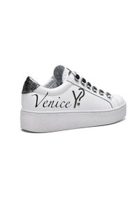 Sneaker bianca in pelle con suola in gomma testurizzata, dotata di occhielli neri e accenti argentati. Testo "Venice?" stampato sul lato.
