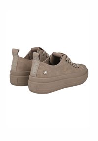 Zapatillas de plataforma marrones con acabado de ante, punta redondeada, diseño de cordones y acentos de logo en el talón. Suela de goma texturizada.