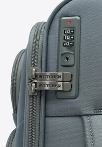 Grijze stoffen rugzak met dubbele ritsen met Wittchen-logo, een combinatie slotmechanisme en een tekstuur materiaal voor duurzaamheid.