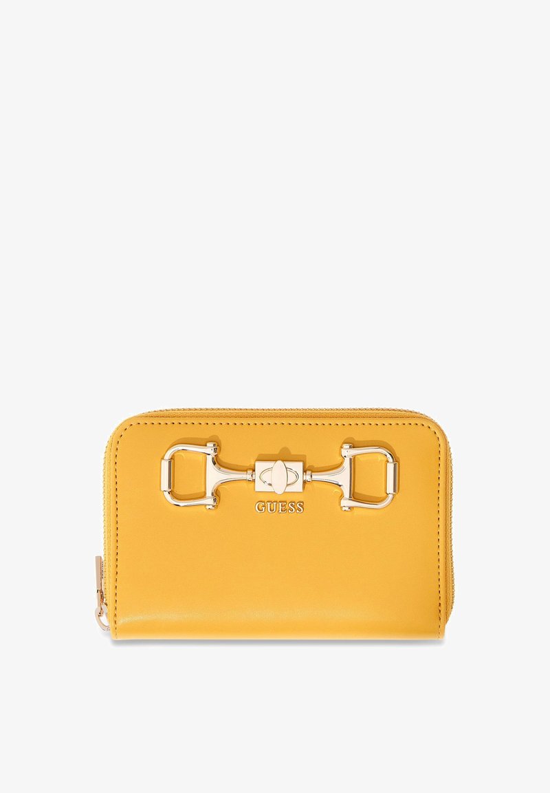 Portefeuille jaune GUESS avec détail mors en ton or et fermeture éclair sur fond blanc.