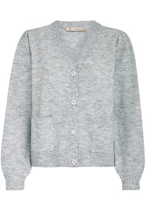 Cardigan grigio chiaro con scollo a V, maniche lunghe, quattro bottoni e polsini a costine; presenta due tasche anteriori a toppa e una texture morbida.