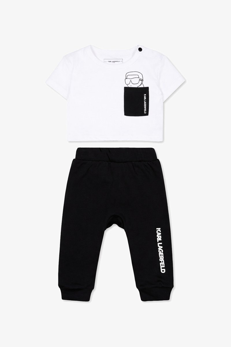 Crop top blanc à manches courtes avec poche noire présentant un visage stylisé, associé à un pantalon noir avec texte vertical "KARL LAGERFELD".