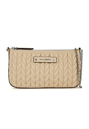 Pochette en cuir matelassé beige avec fermeture éclair en argent, bandoulière chaîne et plaque métallique rectangulaire avec le logo « Karl Lagerfeld » sur le devant.