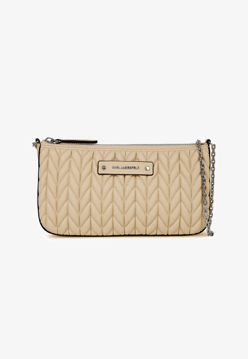 Beige quiltet læderclutch med sølvlynlås, kæderem og rektangulært metal logoemblem med teksten "Karl Lagerfeld" på forsiden.