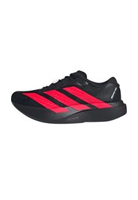 Scarpa sportiva nera con tomaia testurizzata, tre audaci strisce rosa e design aerodinamico. Suola leggera per prestazioni elevate.