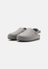 Nike Sportswear CALM MULE UNISEX - Iešļūcenes - flat pewter