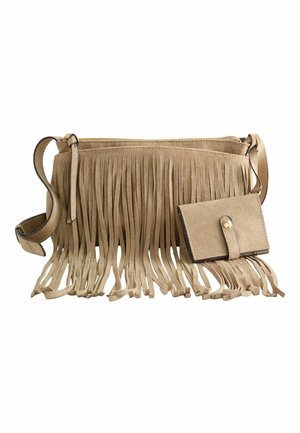 Vaaleanruskea mokkanainen olkalaukku, jossa on pitkät hapsut ja siihen kiinnitetty pieni lompakko, joka suljetaan painonapilla.