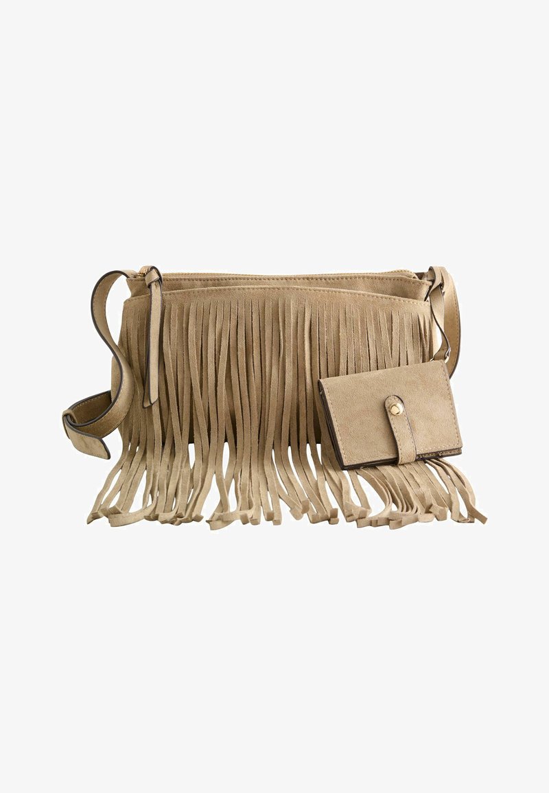 Sac bandoulière en suède camel avec longs franges et petite pochette assortie attachée par une sangle avec fermeture à bouton-pression.