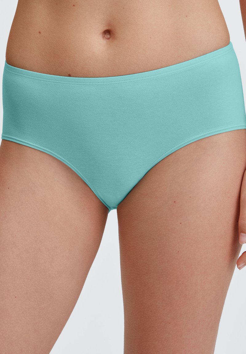 Lichtblauwe katoen hipster slips met een gladde textuur en naadloos ontwerp, voorzien van een middelhoge taille en eenvoudige, strakke lijnen.