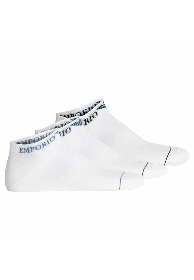Calzini alla caviglia in cotone bianco con una fascia blu e nera con il logo EMPORIO ARMANI in alto, dettagli reinforcementati sulla punta e sul tallone.