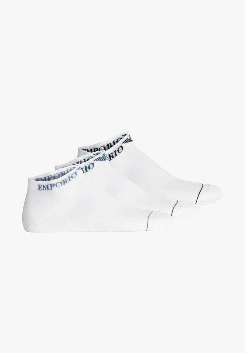 Calzini alla caviglia in cotone bianco con una fascia blu e nera con il logo EMPORIO ARMANI in alto, dettagli reinforcementati sulla punta e sul tallone.