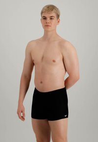 Sorte badeshorts med en jevn tekstur, med en logo foran. Midjebåndet er elastisk for en sikker passform.