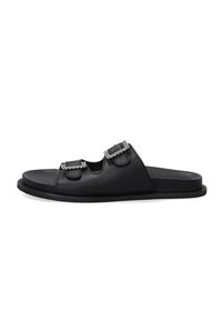 Sorte lædersandal med slide design, der har to justerbare stropper med kæde elementer, en glat overflade og en flad sål til afslappet brug.
