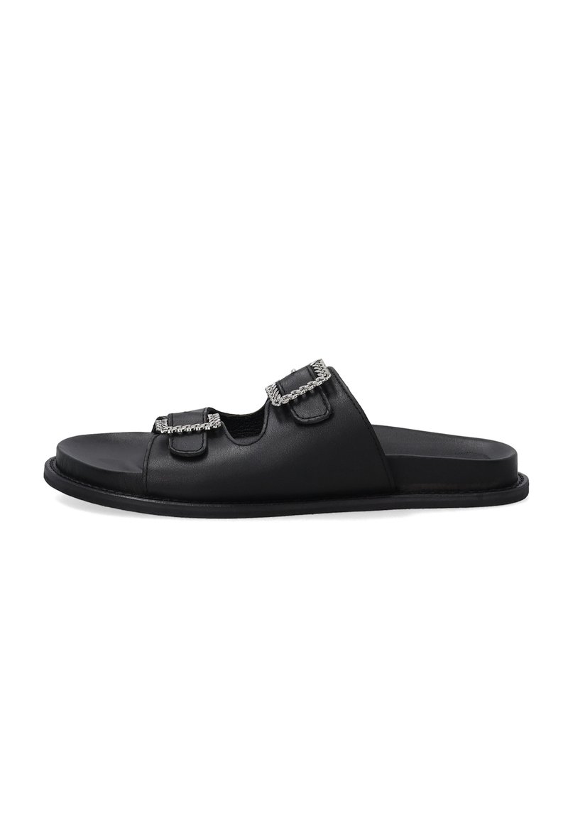 Sorte lædersandal med slide design, der har to justerbare stropper med kæde elementer, en glat overflade og en flad sål til afslappet brug.