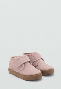 Růžové semišové kotníkové boty s suchým zipem, zaoblenou špičkou a hnědou gumovou podrážkou. Hladká textura a minimalistický design.