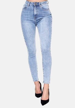 Jeans de mezclilla azul claro de cintura alta con una silueta ajustada y textura desgastada. Presenta un estilo tradicional de cinco bolsillos y trabillas para el cinturón.