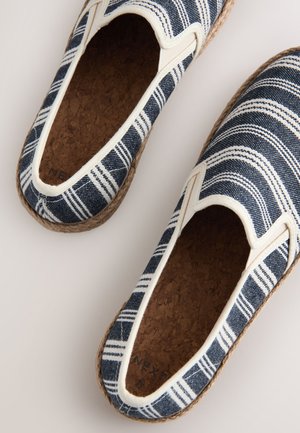 Espadrilles met marineblauwe en witte strepen, elastische zijpanelen, natuurlijke kurk binnenzool en gevlochten jutezool. Glad stoffen oppervlak en casual ontwerp.