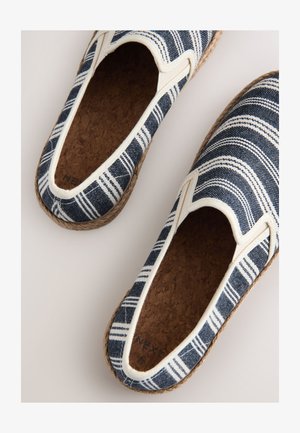 Espadrilles met marineblauwe en witte strepen, elastische zijpanelen, natuurlijke kurk binnenzool en gevlochten jutezool. Glad stoffen oppervlak en casual ontwerp.