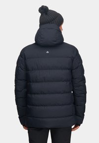 Czarna kurtka puchowa z wysokim kołnierzem i logo na plecach. Materiał wydaje się gładki z pikowanym wzorem, zapewniającym izolację.