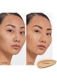 Vergelijking van foundationapplicatie. Links: huid met oneffenheden, rechts: een gladdere afwerking. Swatch van foundation 210 Birch hieronder.