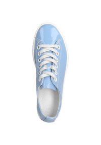 Helles blaues Lack-Sneaker mit weißen Schnürsenkeln, runder Zehenpartie und Nähten. Das Innere ist strukturiert und verfügt über eine gepolsterte Innensohle.