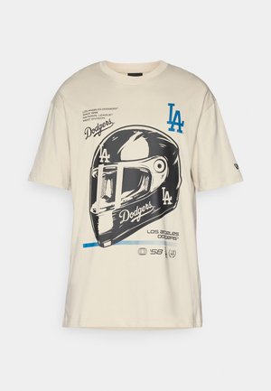 Beige bavlnené tričko s veľkým čierno-bielym grafickým motívom prilby Dodgers, modrým textom a potlačenými logami a detailmi na prednej strane.